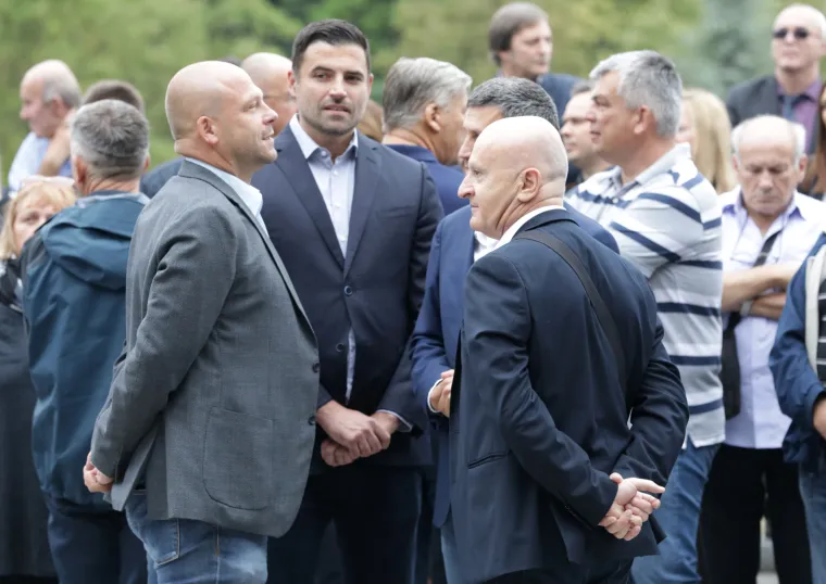 Posljednji ispraćaj Mislava Bage: Brojne poznate osobe do&scaron;le su se oprostiti od cijenjenog novinara