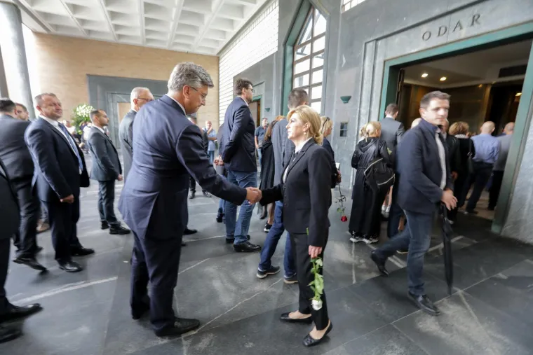 Kolinda, Šprajc, Plenković, Marić i brojni drugi na posljednjem ispraćaju preminulog Bage