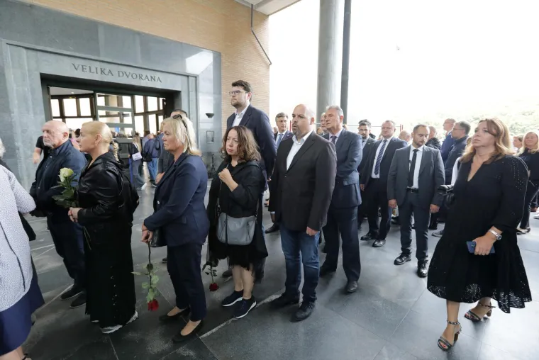 Kolinda, Šprajc, Plenković, Marić i brojni drugi na posljednjem ispraćaju preminulog Bage