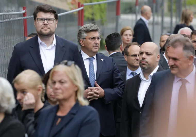 Kolinda, Šprajc, Plenković, Marić i brojni drugi na posljednjem ispraćaju preminulog Bage