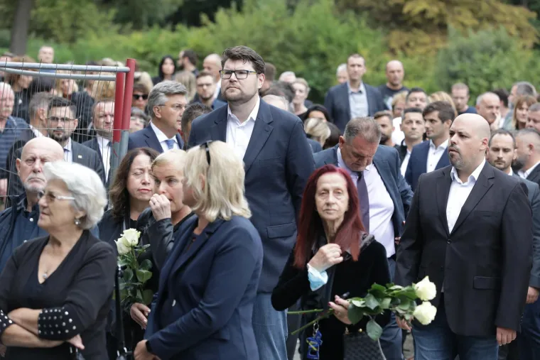 Kolinda, Šprajc, Plenković, Marić i brojni drugi na posljednjem ispraćaju preminulog Bage