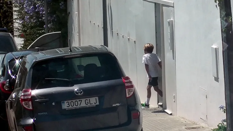 Paparazzi uhvatili Piqu&eacute;a kako dolazi po sinove i vraća ih majci: Shakiri nije sjelo to &scaron;to je Piqu&eacute; prekr&scaron;io važan dogovor