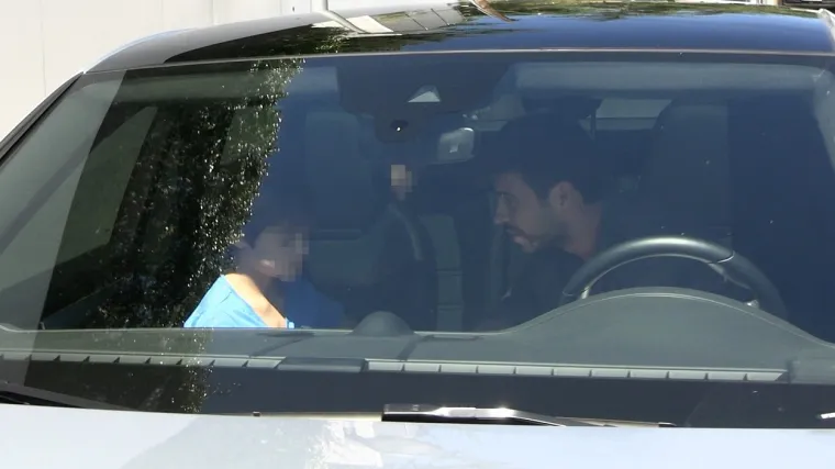 Paparazzi uhvatili Piqu&eacute;a kako dolazi po sinove i vraća ih majci: Shakiri nije sjelo to &scaron;to je Piqu&eacute; prekr&scaron;io važan dogovor