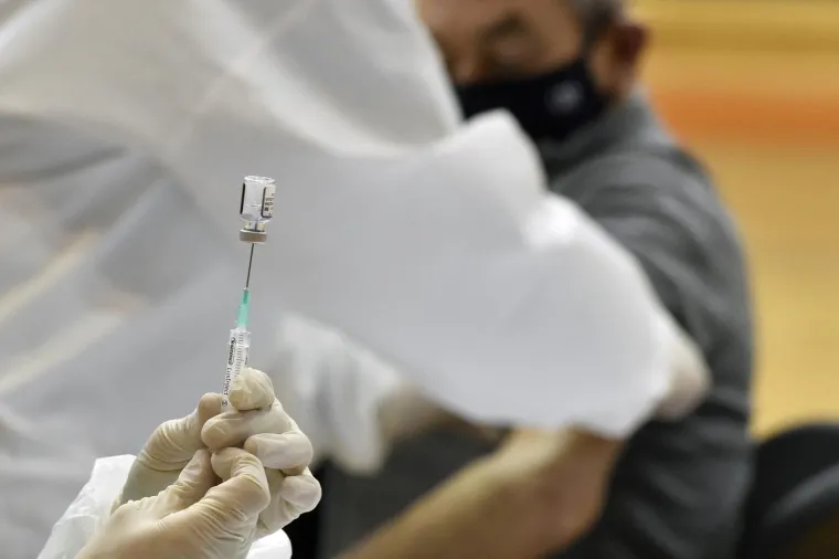 Dokazi koji pomažu kod odlučivanja: Časopis Nature pitao je specijaliste koji dokazi bi mogli pomoći pri odlučivanju.
Sredinom kolovoza, Ujedinjeno Kraljevstvo autoriziralo je korištenje takozvanog &apos;bivalentnog&apos; cjepiva koje sadrži sekvence proteina i iz originalne generacije i iz varijante omikron BA.1. Odbor za cijepljenje u toj zemlji ponudio je to cjepivo kao jednu opciju, uz već poznata cjepiva mRNa, za dodatna cijepljenja ove jeseni. Međutim, BA.1 već su istisnule nove varijante omikrona u mnogim zemljama svijeta, a sada SAD-om i Europom dominiraju varijante BA.4 i BA.5. Zbog toga su američki regulatori izjavili kako se nadaju da će moći zaobići cjepiva za varijantu BA.1 i umjesto njih odobriti nova, koja uključuju sekvence proteina iz varijanti BA.4 i BA.5. Očekuje se da će ta cjepiva biti dostupna ove jeseni. Laboratorijski podaci pokazuju da bivalentna cjepiva za varijantu BA.1 stimuliraju stvaranje antitijela koja neutraliziraju virus – drugim riječima, sprječavaju ga da zarazi stanice domaćina. Iz podataka se daje zaključiti da bi uključivanje sekvenci BA.1 dvostruko pojačalo neutralizaciju omikrona, ali nije jasno kakvu dodatnu zaštitu će to pružiti od bolesti, ako i ikakvu. Podaci o neutralizaciji za cjepiva sa sekvencama iz podvarijanti BA.4 i BA.5 neće biti dostupni do sredine rujna.