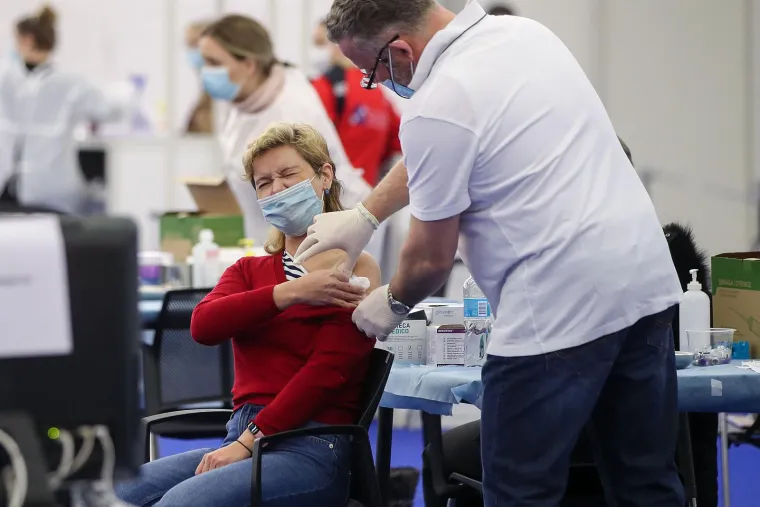 &quot;Ako se sada moram ponovno cijepiti, trebam li primiti obično cjepivo ili pričekati ono za omikron?&quot;: U zemljama kao što je SAD, oni koji su treću dozu cjepiva mogli primiti na ljeto morali su donijeti odluku - je li bolje uzeti treću dozu originalnog cjepiva ili pričekati nekoliko mjeseci i uzeti cjepivo za omikron? Nekoliko liječnika za Nature je izjavilo da bi ta odluka trebala biti osobna. Svatko bi trebao uzeti u obzir spada li u rizičnu skupinu, kakva je stopa zaraze u njihovoj zajednici, i koliko dobro se mogu zaštititi od virusa. &quot;Dosta odluka je individualno&quot;, kaže Meagan Deming, specijalistica za zarazne bolesti na Sveučilištu u Marylandu. Odluka također ovisi o tome koliko će se morati čekati na cjepivo razvijeno za omikron, dodaje Angela Branche, specijalistica za zarazne bolesti na Sveučilištu u Rochesteru. &quot;Odgovor na to pitanje stalno se mijenja&quot;, kaže Branche. &quot;Da ste me pitali prije dva ili tri mjeseca, rekla bih da imamo još nekoliko mjeseci dok ne dođe cjepivo za omikron, savjetovala bih da se cijepite odmah.&quot; Sada moramo čekati još samo nekih mjesec dana, i Branche je spremnija savjetovati pacijentima koji nisu u rizičnoj skupini da malo pričekaju.
Drugi, pak, tvrde da nema potrebe odgađati novu dozu cjepiva ni tih nekoliko tjedana, i to zato da biste na kraju primili cjepivo koje nije pokazalo neku ozbiljnu prednost nad starijim cjepivima. &quot;Tako je malo potencijalnih prednosti cjepiva za omikron&quot;, kaže Moore. &quot;Čemu čekati, ako se možete cijepiti postojećim cjepivom sada?&quot;
