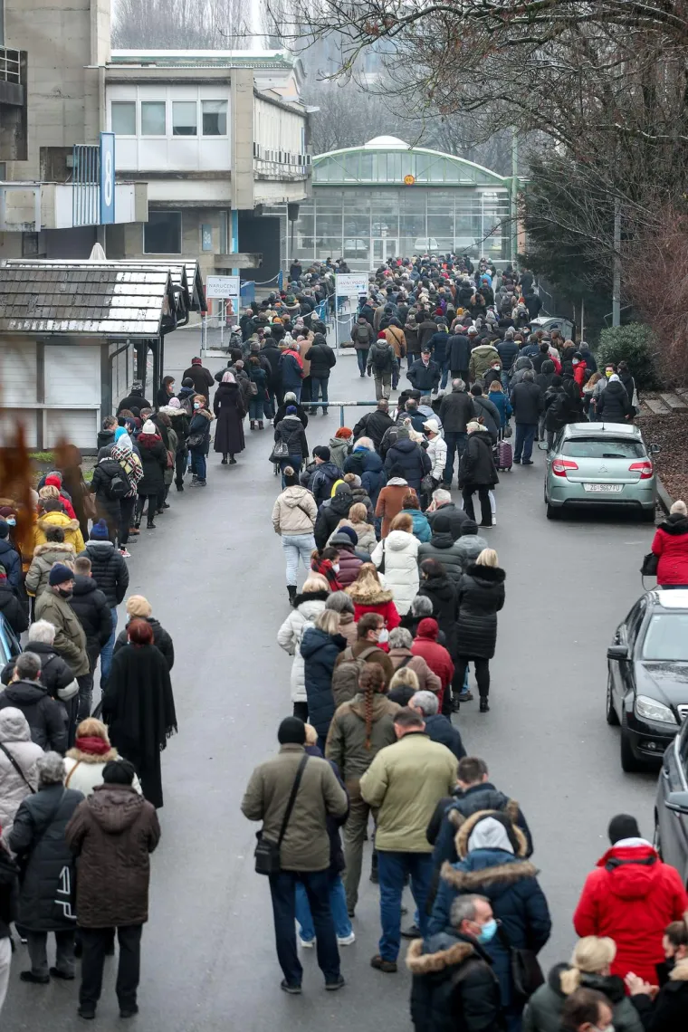 Period čekanja između dvije doze cjepiva: Po ovom pitanju stručnjaci se većinom slažu: najbolje je između doza pričekati najmanje četiri mjeseca. Iako nije štetno ranije primiti novu dozu, od toga vjerojatno ne bi bilo previše koristi. Jedna studija otkrila je da je reakcija antitijela na cijepljenje slabija u ljudi koji su prije primitka cjepiva imali više razine antitijela, u usporedbi s onima koji su imali niže razine prije cijepljenja. Tu za imunologe nije bilo iznenađenje, kaže autor studije i virusni imunolog Pablo Penaloza-MacMaster sa Sveučilišta Northwestern u Chicagu. Antitijela u organizmu mogu &quot;očistiti&quot; protein u cjepivu prije nego imunosni sustav stigne ojačati. &quot;Ako cjepiva primite u vrlo kratkom periodu, smanjujete njihov učinak&quot;, kaže on.