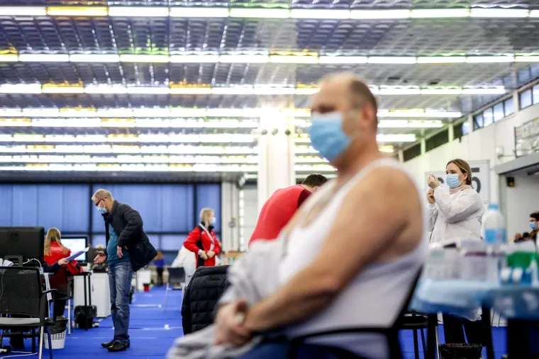 Može li se primiti previše dodatnih doza: Dokle god doze primate u razumnim intervalima, individualno gledano ne postoji &quot;previše&quot; doza, kaže Moore. Iz perspektive javnog zdravlja, pak, fokusiranje na dijeljenje dodatnih doza apsolutno svima moglo bi smanjiti resurse potrebne onima kojima su dodatne doze najpotrebnije – starijima od 50 i ljudima s već postojećim zdravstvenim problemima. Dodatne doze mogu značajno smanjiti šanse za razvoj ozbiljne bolesti za te skupine. Koristi dodatnog cijepljenja za mlade ljude bez postojećih zdravstvenih problema manje su izražene, ali moguće je da bi osoba koja je cijepljena nedugo prije zaraze virus mogla brže izbaciti iz tijela – i manje ga širiti okolo – nego netko čija je razina antitijela niža u trenutku zaraze, kaže Penaloza-MacMaster. Ipak, ta korist nije toliko značajna kao ona koju će imati ljudi u rizičnim skupinama, upozorava Moore. &quot;Koristi za mlađe od 50 nisu toliko sigurni&quot;, kaže. &quot;To bi, iz perspektive javnog zdravlja, mogao biti slabiji prioritet.&quot;