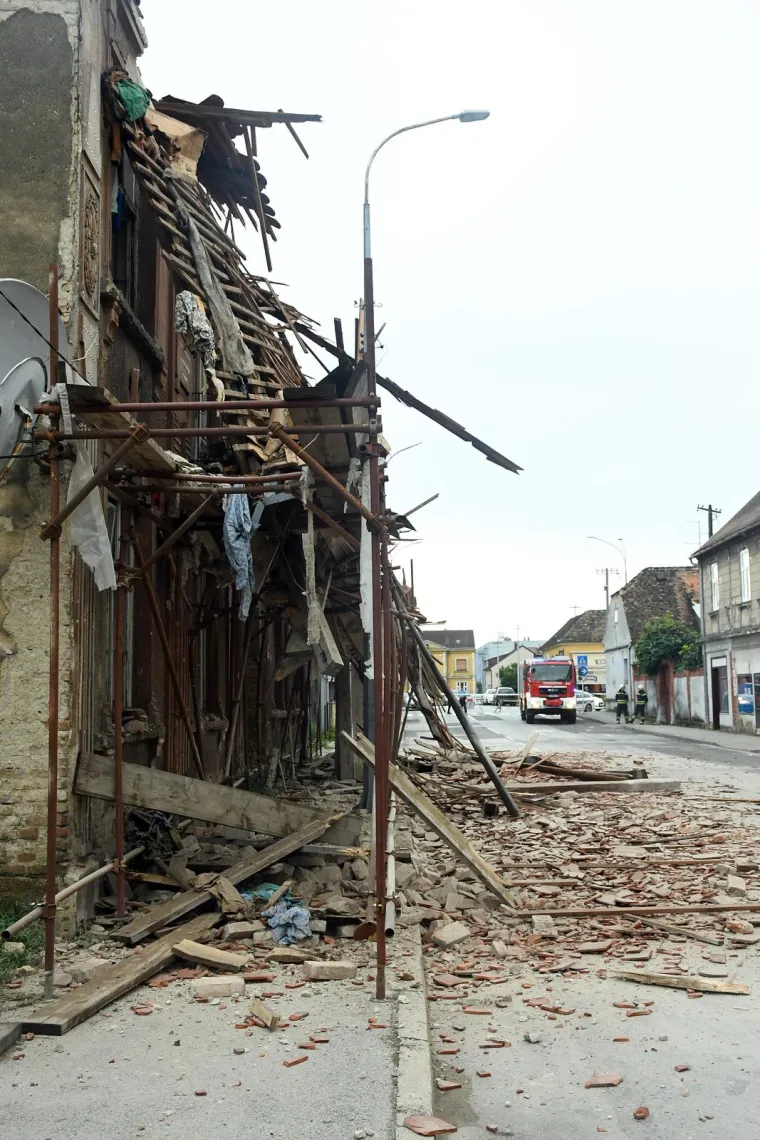 Kao iz horor filma! U centru Siska jutros se uru&scaron;ila zgrada o&scaron;tećena u potresu