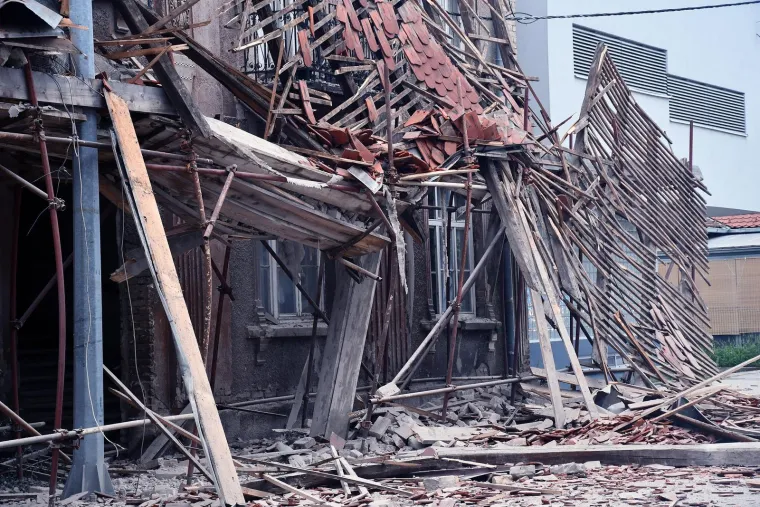 Kao iz horor filma! U centru Siska jutros se uru&scaron;ila zgrada o&scaron;tećena u potresu