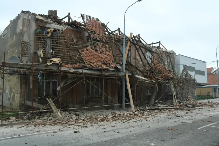 Kao iz horor filma! U centru Siska jutros se uru&scaron;ila zgrada o&scaron;tećena u potresu