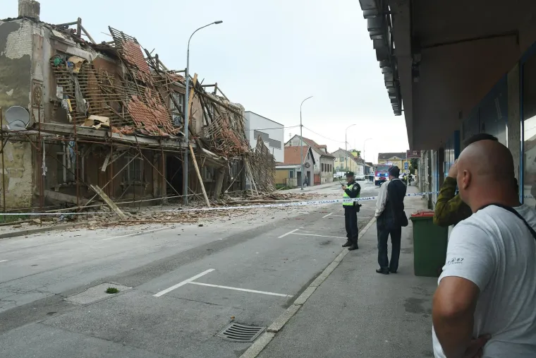 Kao iz horor filma! U centru Siska jutros se uru&scaron;ila zgrada o&scaron;tećena u potresu