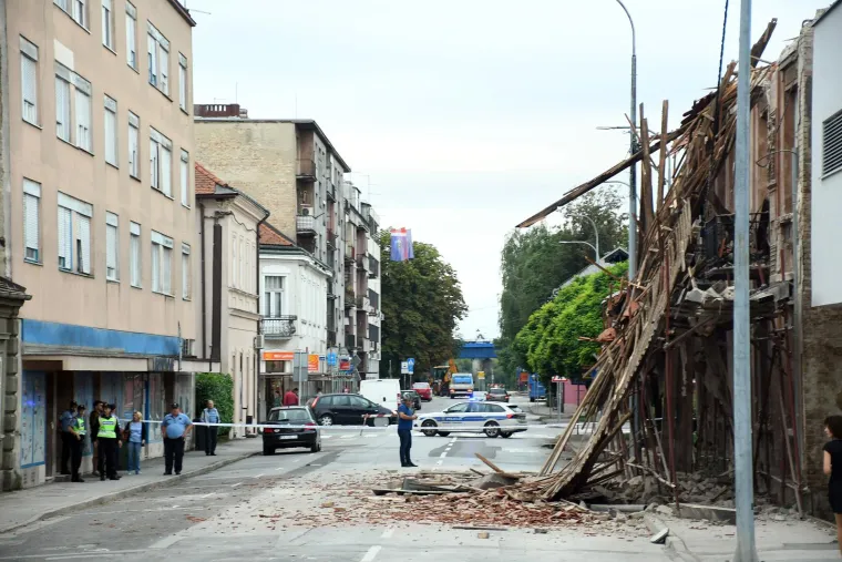Kao iz horor filma! U centru Siska jutros se uru&scaron;ila zgrada o&scaron;tećena u potresu