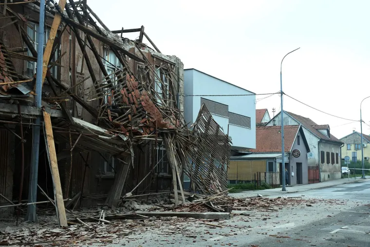 Kao iz horor filma! U centru Siska jutros se uru&scaron;ila zgrada o&scaron;tećena u potresu