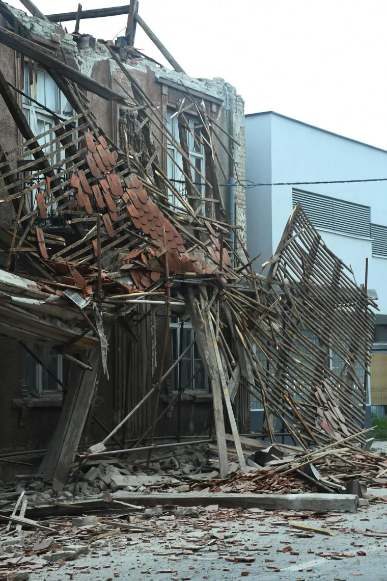 Kao iz horor filma! U centru Siska jutros se uru&scaron;ila zgrada o&scaron;tećena u potresu