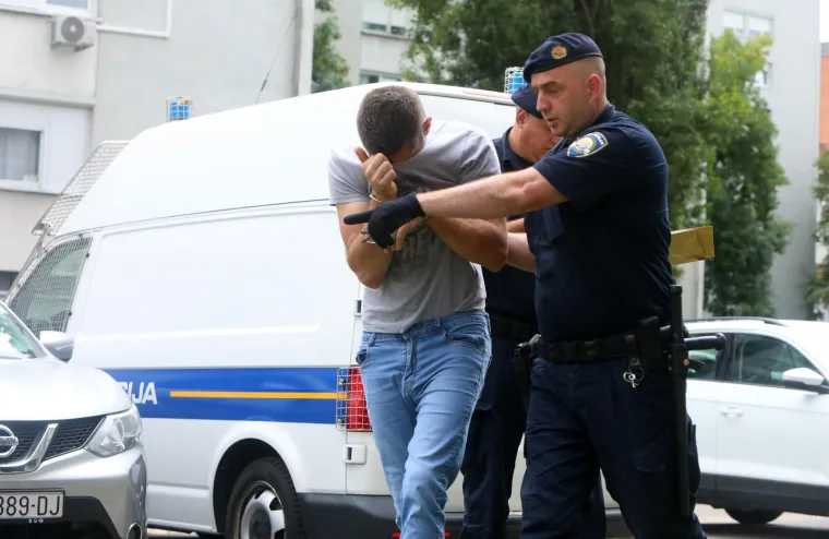Ovo je muškarac iz Gospića koji je nožem brutalno izbo suprugu i prijatelja