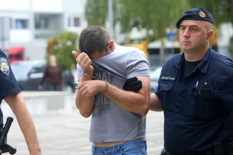 Ovo je muškarac iz Gospića koji je nožem brutalno izbo suprugu i prijatelja