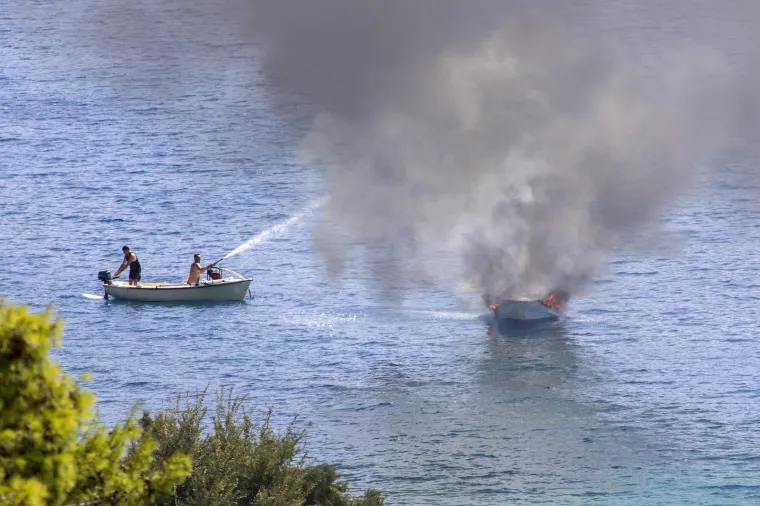 Pogledajte fotke: Zapalio se gliser kod Omiša, potpuno je izgorio