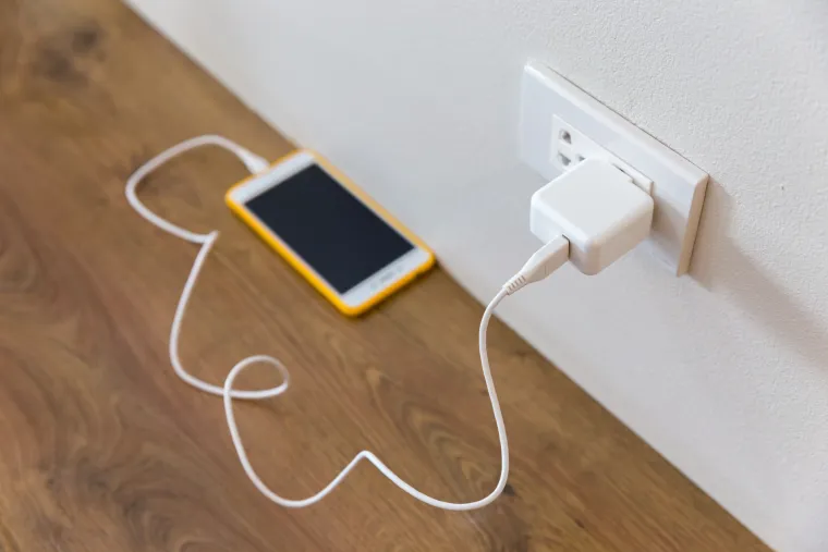 2. Mit: Punjenje mobitela kroz cijelu noć je loše.
 Istina: Mobitel se prestaje puniti kada uređaj dosegne određenu razinu punjenja.