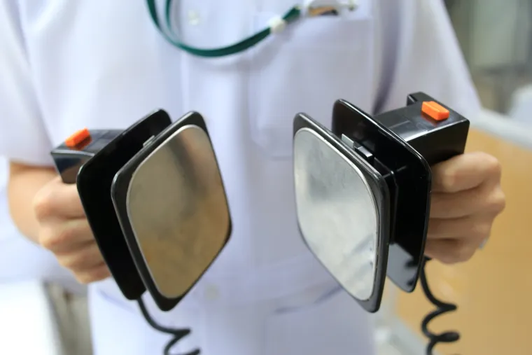 7. Mit: Zaustavljeno srce može se ponovo pokrenuti defribilatorom. 
Istina: Kada srce prestane kucati, defribilator ga ne može oživjeti. 
