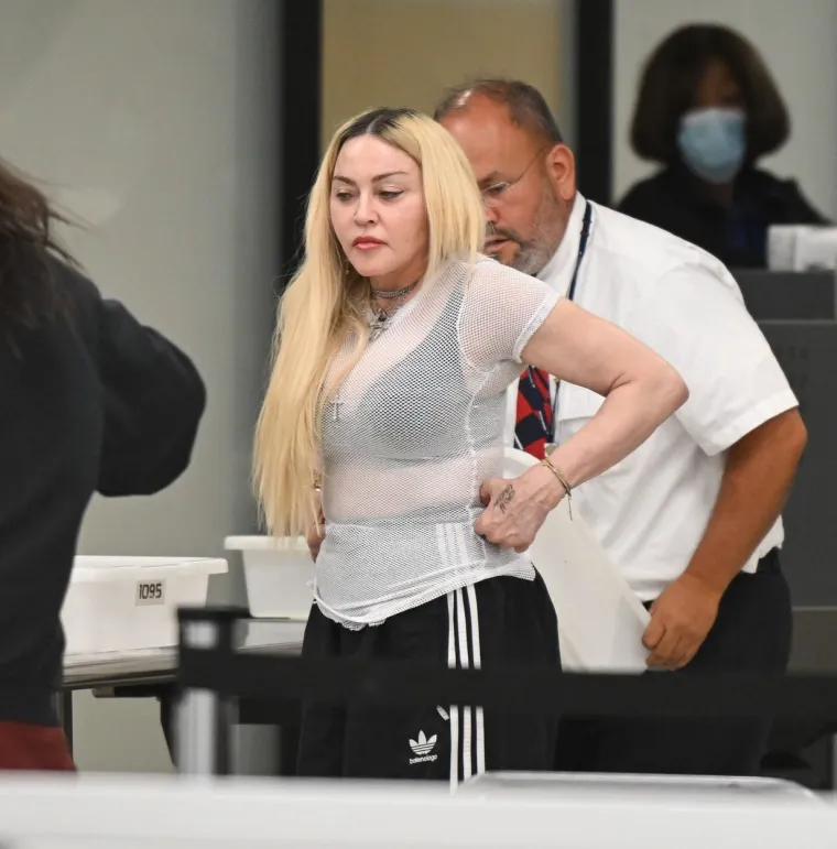 Lijevo je legendarna Madonna na Instagramu, a ovo kad je negdje na ulici 'ukebaju' paparazzi: Ljudi su zabrinuti