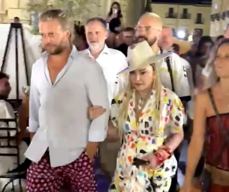 Lijevo je legendarna Madonna na Instagramu, a ovo kad je negdje na ulici 'ukebaju' paparazzi: Ljudi su zabrinuti