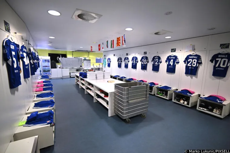 Zavirite u Modru svlačionicu uoči velikog spektakla: Prekrasna atmosfera na tribinama, ali i u prostorijama kluba