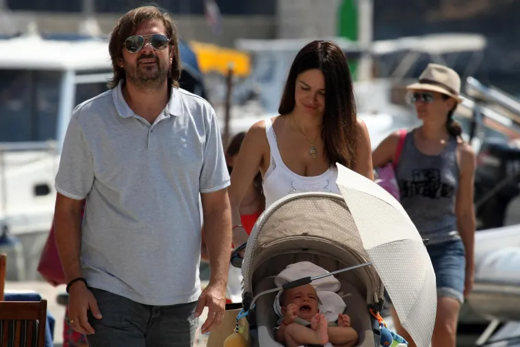 Borba za skrbništvo nad malenim Aleksandrom traje sada već više od 10 godina, a sve je počelo nedugo nakon Aleksandrova rođenja. Aleksandar se rodio 2012. godine, a Milan i Severina prekinuli su već nekoliko mjeseci kasnije. Severina je kasnije priznala da joj je bilo teško otići s djetetom na prsima, ali da je to napravila zbog sina jer jednostavno više nije mogla izdržati. Popović ih je ostavio same nakon poroda i zabranio joj izlaske iz stana u Splitu. Nakon što je s malenim, koji je imao nekoliko mjeseci, otišla u Zagreb, Milan je s njom i sinom prekinuo svaki kontakt.