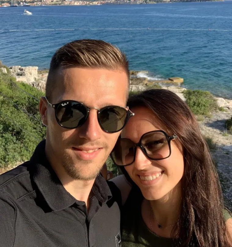 Iako se Suzana rijetko pojavljuje u javnosti, te su joj svi profili zaključani, prošle je godine dala izjavu za Story: &quot;Potrebno je puno odricanja, ali uvijek smo bili podrška jedno drugome, bez obzira na sve. Sve ima svoje prednosti i mane. Trenutačno je moj život u potpunosti posvećen Mislavu i našoj djeci&quot;.