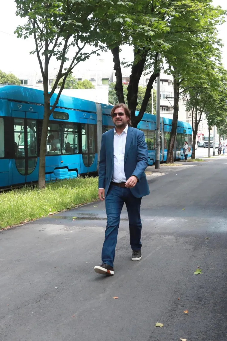 Kojić je u svim izjavama i objavama tijekom svih godina parnica bio na strani svoje supruge. 