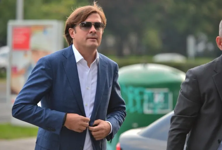 &quot;Ovaj čovjek po ko zna koji put izmišlja priče i plasira ih u medije ne bi li tako diskreditirao moju suprugu kao ženu i kao majku, učinio je konfliktnom i bahatom osobom, da ne kažem nešto gore. Jedina je istina da ovaj čovjek nije htio predati dijete njegovoj majci na pet sati druženja, nakon što ga nije vidjela punih pet dana, a svega 10-ak puta u zadnja četiri mjeseca. Proglasio je samoizolaciju, prijavio nadležnim organima sebe i moju suprugu kako bi tako izolirao dijete od majke, a ne od korone. Pa kakav to čovjek moraš biti da u ovo vrijeme kada trebamo biti zajedno i podrška jedni drugima koristi situaciju za osobne potrebe blaćenja druge osobe što privatno što putem medija i to majku svog djeteta... To ne rade ljudi, to ne rade životinje, to rade samo duboko nesretni ljudi&quot;, poručio je na Instagramu Kojić. Istu je objavu izbrisao nakon razvoda sa Severinom. 