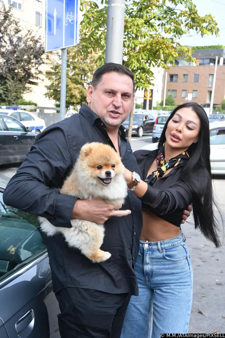 Maja je šokirala javnost kada je uhvaćena s Pecom jer je svojoj najboljoj prijateljici otela nevjenčanog supruga. Maja je bez ikakvih problema otišla na odmor s njim, gdje su ih paparazzi snimili kako uživaju na bazenu i izmjenjuju nježnosti. Nešto kasnije otputovali su u Crnu Goru, gdje su proveli gotovo mjesec dana, a potom su se vratili u Srbiju i otišli u Novi Sad, gdje je Peca živio s Aleksandrom i njihovim sinom Jovanom. No, vezu su prekinuli zbog ljubomore, razlike u godinama i različitim interesima. Starleta se ubrzo pokajala zbog svog postupka, a Peca se vratio supruzi Aleksandri.