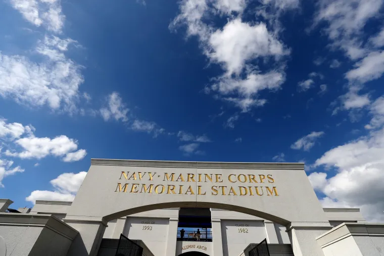 Iako ovaj američki stadion djeluje nešto manji od Maksimira budući da ima manju sjevernu tribinu, razlika i nije velika. Stadion Navy Marine Corps može primiti 34 tisuće gledatelja, dok Maksimir prima nešto više od 35 tisuća, no samo kada su sve tribine u funkciji jer stadion u ovom trenutku može primiti 20 tisuća gledatelja. Maksimir je izgrađen 1953. godine, a američki je stadion nastao pet godina kasnije.

