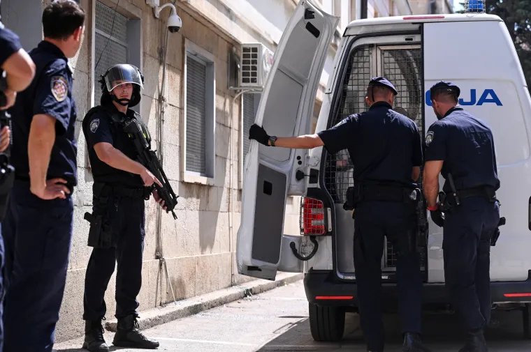 Ovo je osumnjičeni za brutalno ubojstvo na Zrću. Čuvali ga interventni policajci s dugim cijevima