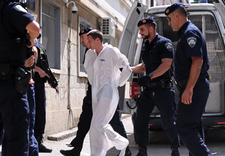Ovo je osumnjičeni za brutalno ubojstvo na Zrću. Čuvali ga interventni policajci s dugim cijevima