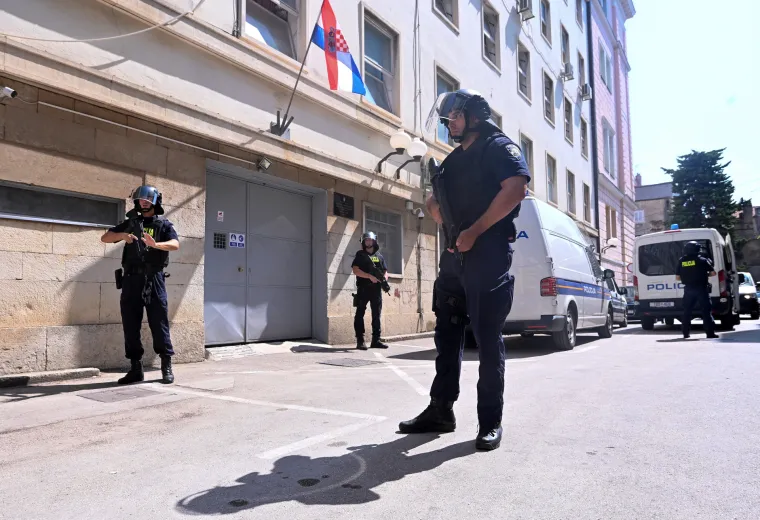 Ovo je osumnjičeni za brutalno ubojstvo na Zrću. Čuvali ga interventni policajci s dugim cijevima