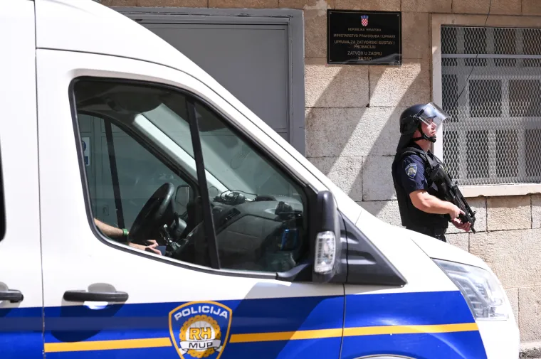 Ovo je osumnjičeni za brutalno ubojstvo na Zrću. Čuvali ga interventni policajci s dugim cijevima