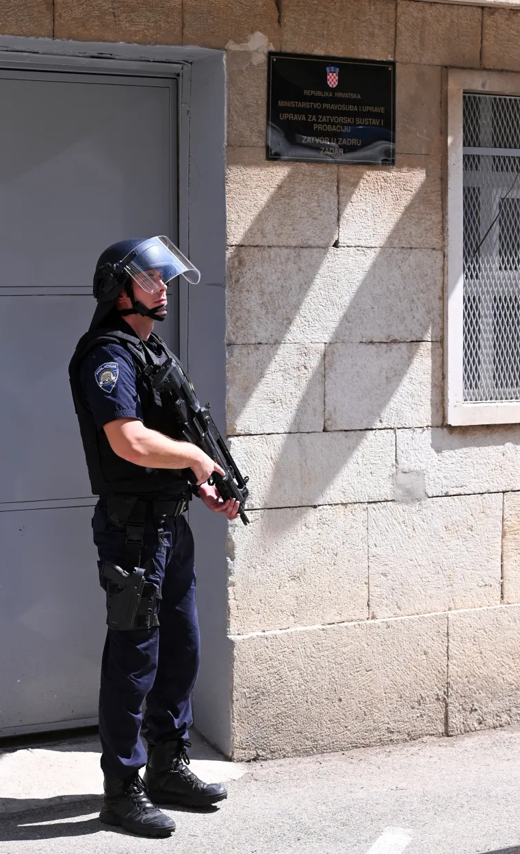 Ovo je osumnjičeni za brutalno ubojstvo na Zrću. Čuvali ga interventni policajci s dugim cijevima
