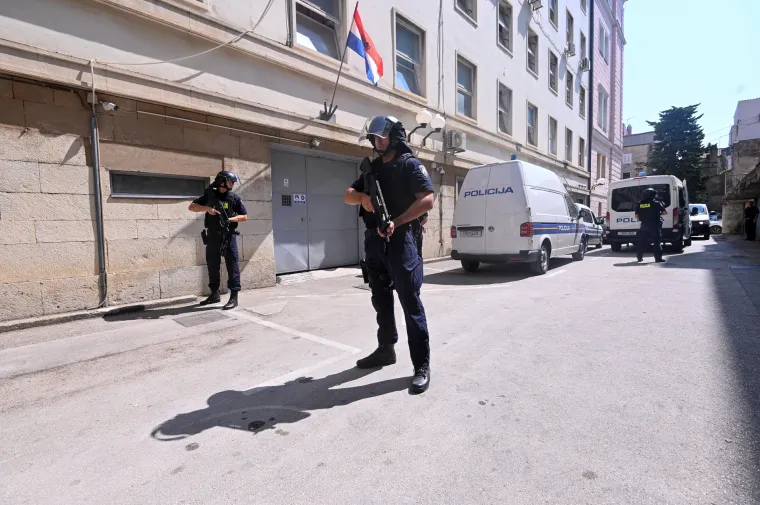 Ovo je osumnjičeni za brutalno ubojstvo na Zrću. Čuvali ga interventni policajci s dugim cijevima