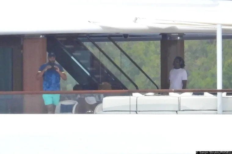 Beyonce i Jay-Z uhvaćeni na luksuznoj jahti u Hrvatskoj: Pijuckali su piće, a pjevačica oduševila izgledom
