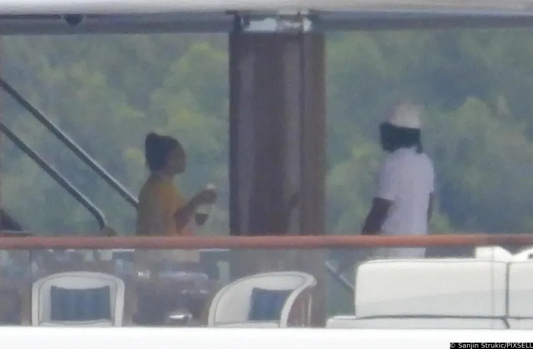 Beyonce i Jay-Z uhvaćeni na luksuznoj jahti u Hrvatskoj: Pijuckali su piće, a pjevačica oduševila izgledom