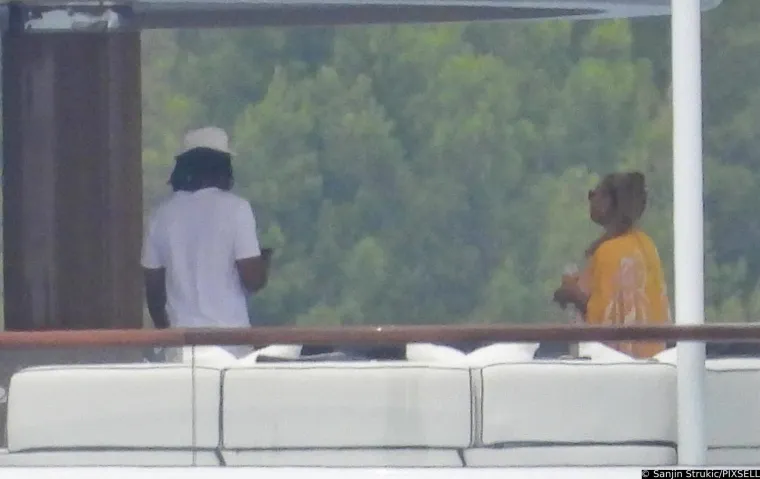 Beyonce i Jay-Z uhvaćeni na luksuznoj jahti u Hrvatskoj: Pijuckali su piće, a pjevačica oduševila izgledom