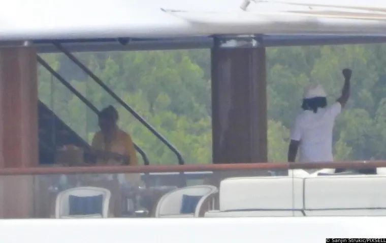 Beyonce i Jay-Z uhvaćeni na luksuznoj jahti u Hrvatskoj: Pijuckali su piće, a pjevačica odu&scaron;evila izgledom