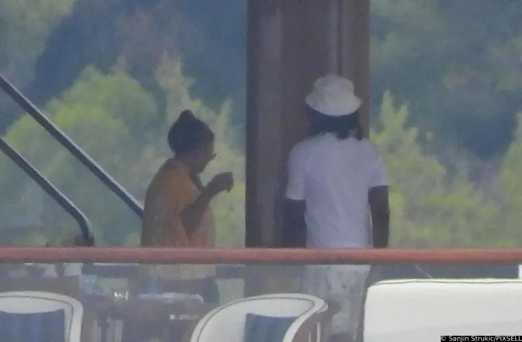 Beyonce i Jay-Z uhvaćeni na luksuznoj jahti u Hrvatskoj: Pijuckali su piće, a pjevačica odu&scaron;evila izgledom