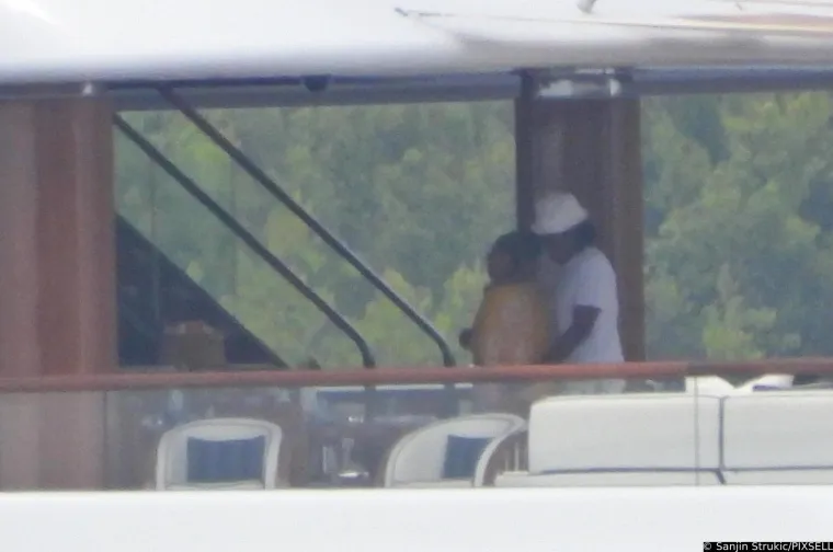 Beyonce i Jay-Z uhvaćeni na luksuznoj jahti u Hrvatskoj: Pijuckali su piće, a pjevačica odu&scaron;evila izgledom