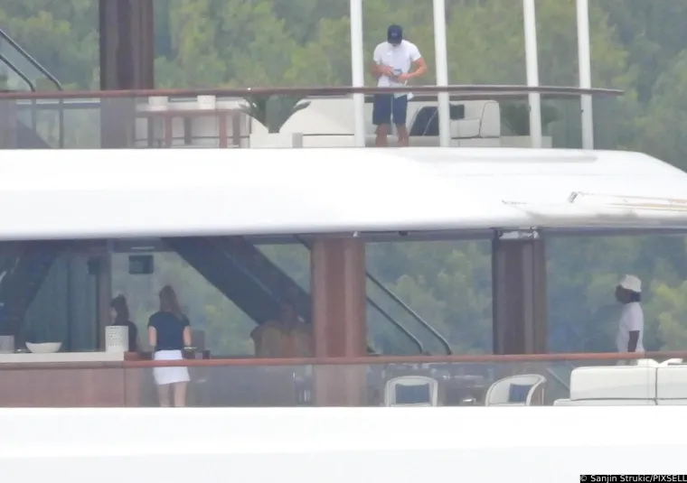 Beyonce i Jay-Z uhvaćeni na luksuznoj jahti u Hrvatskoj: Pijuckali su piće, a pjevačica odu&scaron;evila izgledom