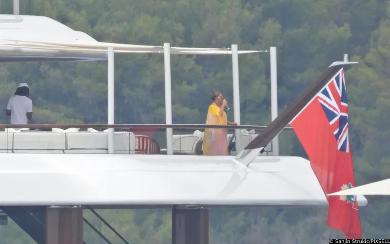 Beyonce i Jay-Z uhvaćeni na luksuznoj jahti u Hrvatskoj: Pijuckali su piće, a pjevačica odu&scaron;evila izgledom