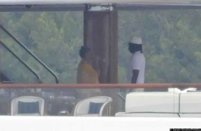 Beyonce i Jay-Z uhvaćeni na luksuznoj jahti u Hrvatskoj: Pijuckali su piće, a pjevačica odu&scaron;evila izgledom