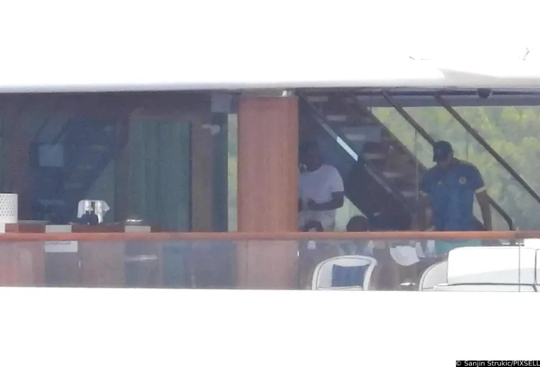 Beyonce i Jay-Z uhvaćeni na luksuznoj jahti u Hrvatskoj: Pijuckali su piće, a pjevačica odu&scaron;evila izgledom