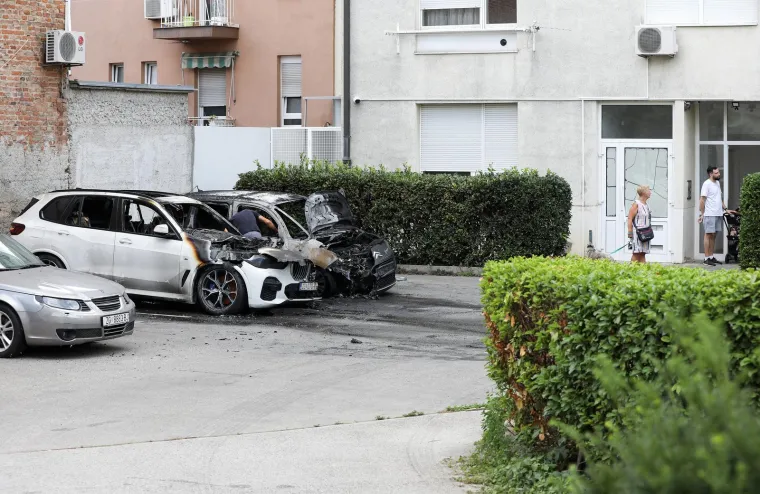 U Zagrebu se zapalio automobil, vatra se pro&scaron;irila i na drugo vozilo