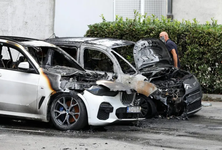 U Zagrebu se zapalio automobil, vatra se pro&scaron;irila i na drugo vozilo